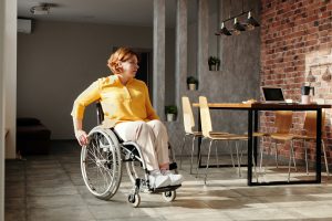 Como as construções acessíveis melhoram a qualidade de vida das pessoas com deficiência?